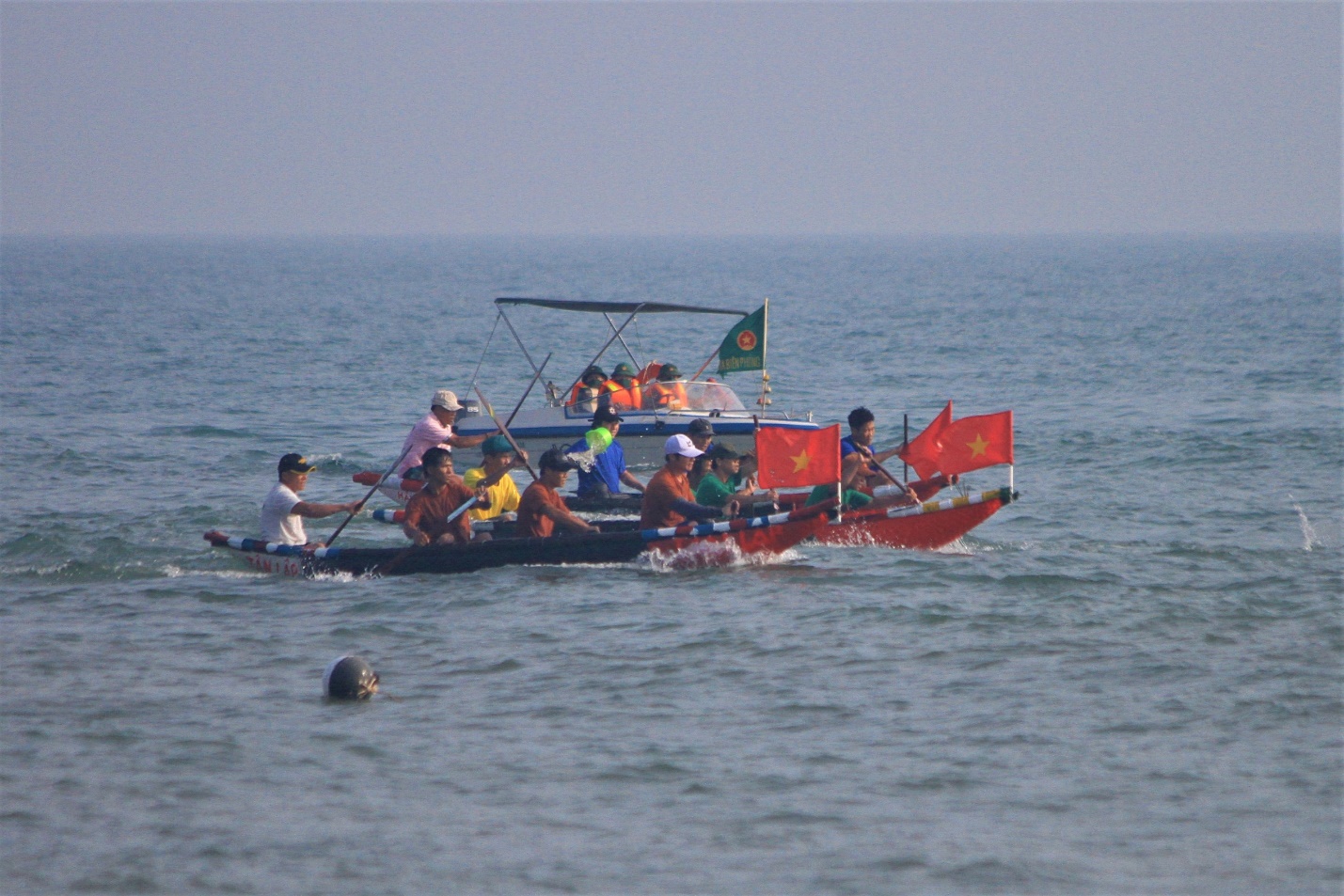 Kịch tính đua thuyền trên biển Thuận An - 1