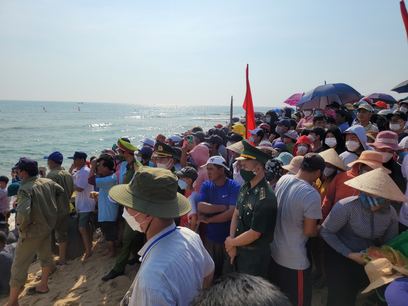 Kịch tính đua thuyền trên biển Thuận An - 5