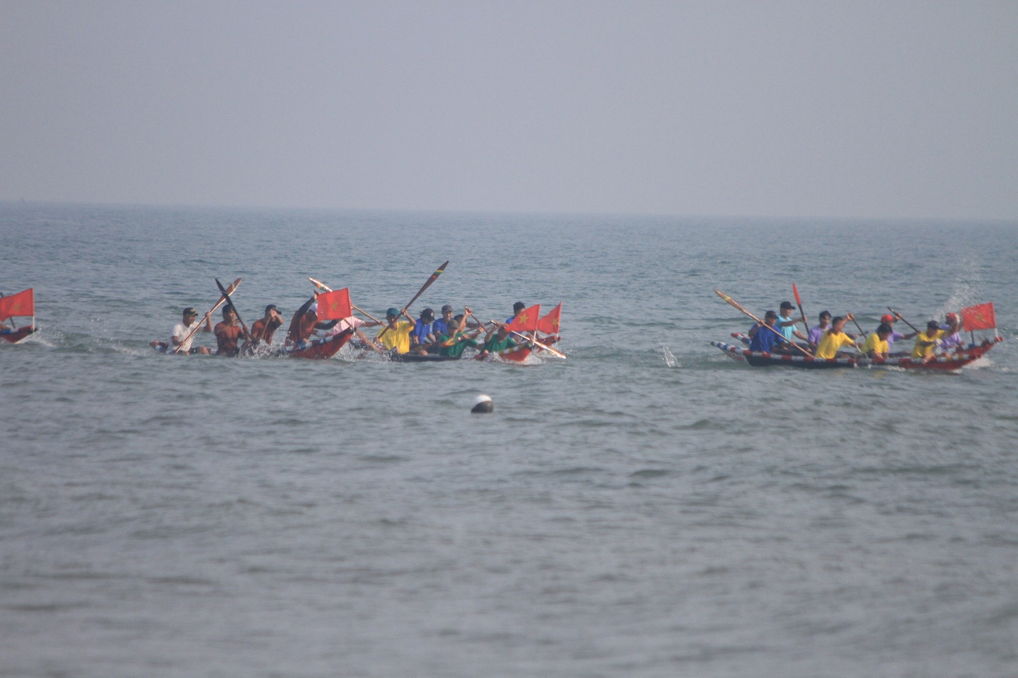 Kịch tính đua thuyền trên biển Thuận An - 14