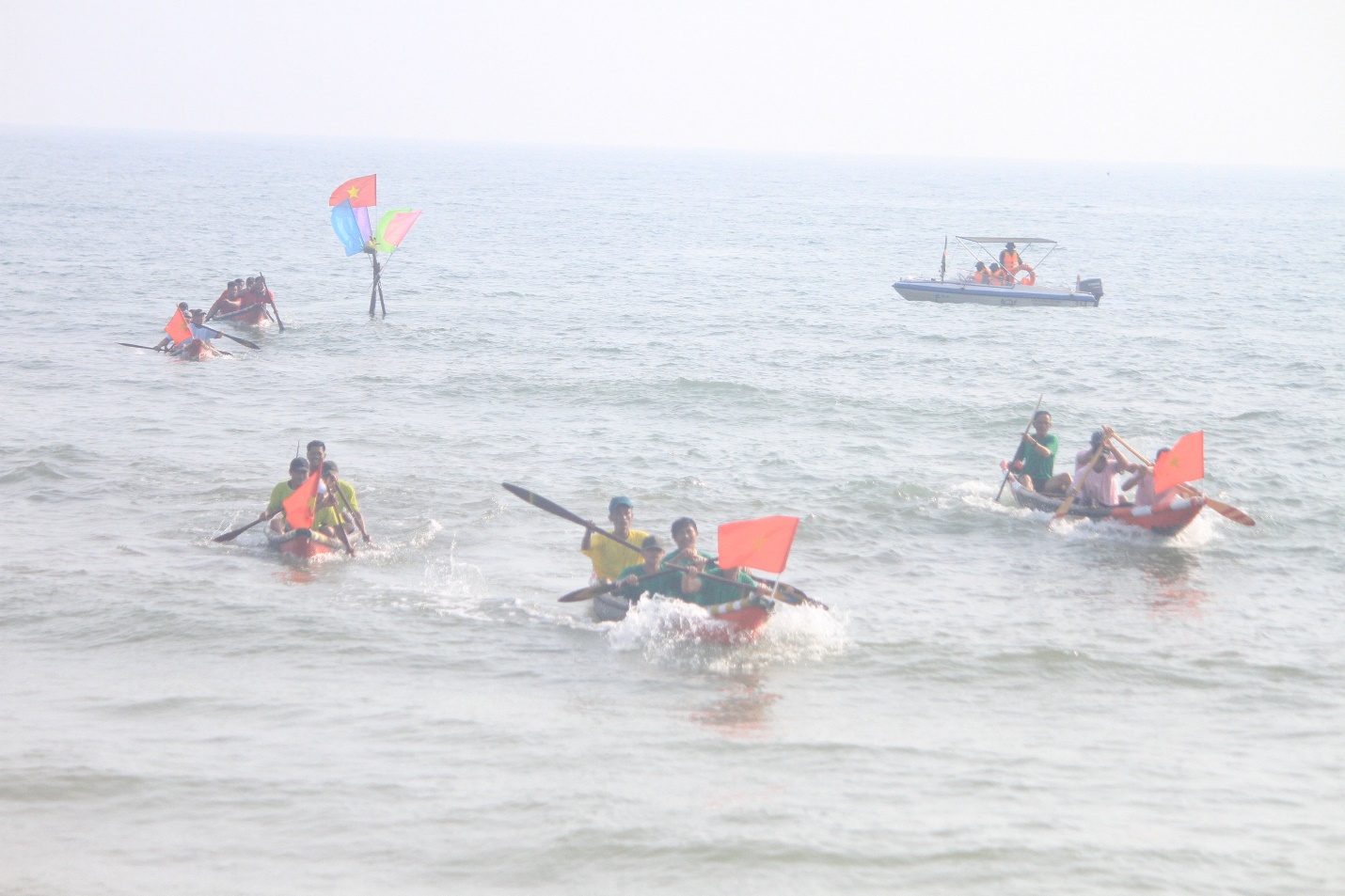 Kịch tính đua thuyền trên biển Thuận An - 10