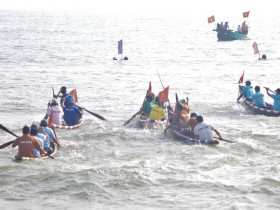 Kịch tính đua thuyền trên biển Thuận An
