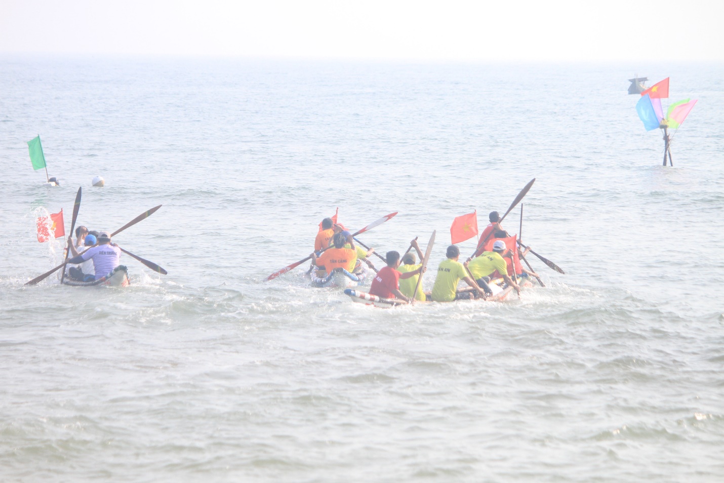 Kịch tính đua thuyền trên biển Thuận An - 13