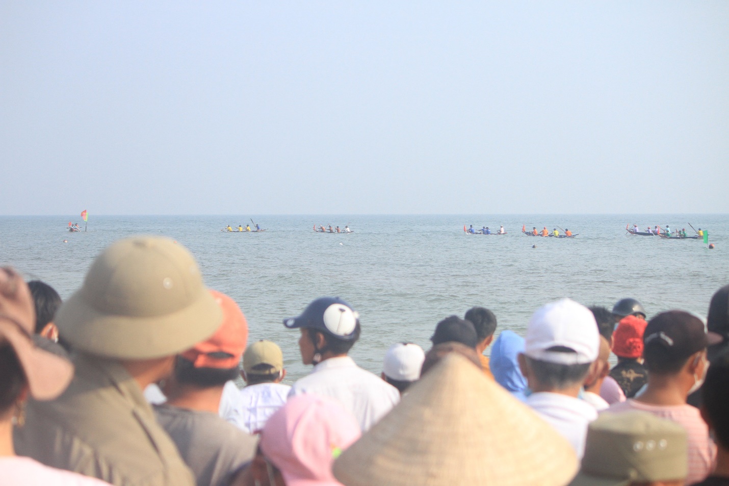 Kịch tính đua thuyền trên biển Thuận An - 4