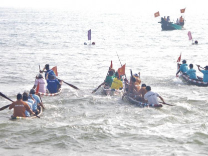 Lễ hội - Kịch tính đua thuyền trên biển Thuận An