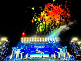 Du khách đổ về Quy Nhơn xem bắn pháo hoa trong lễ hội du lịch biển