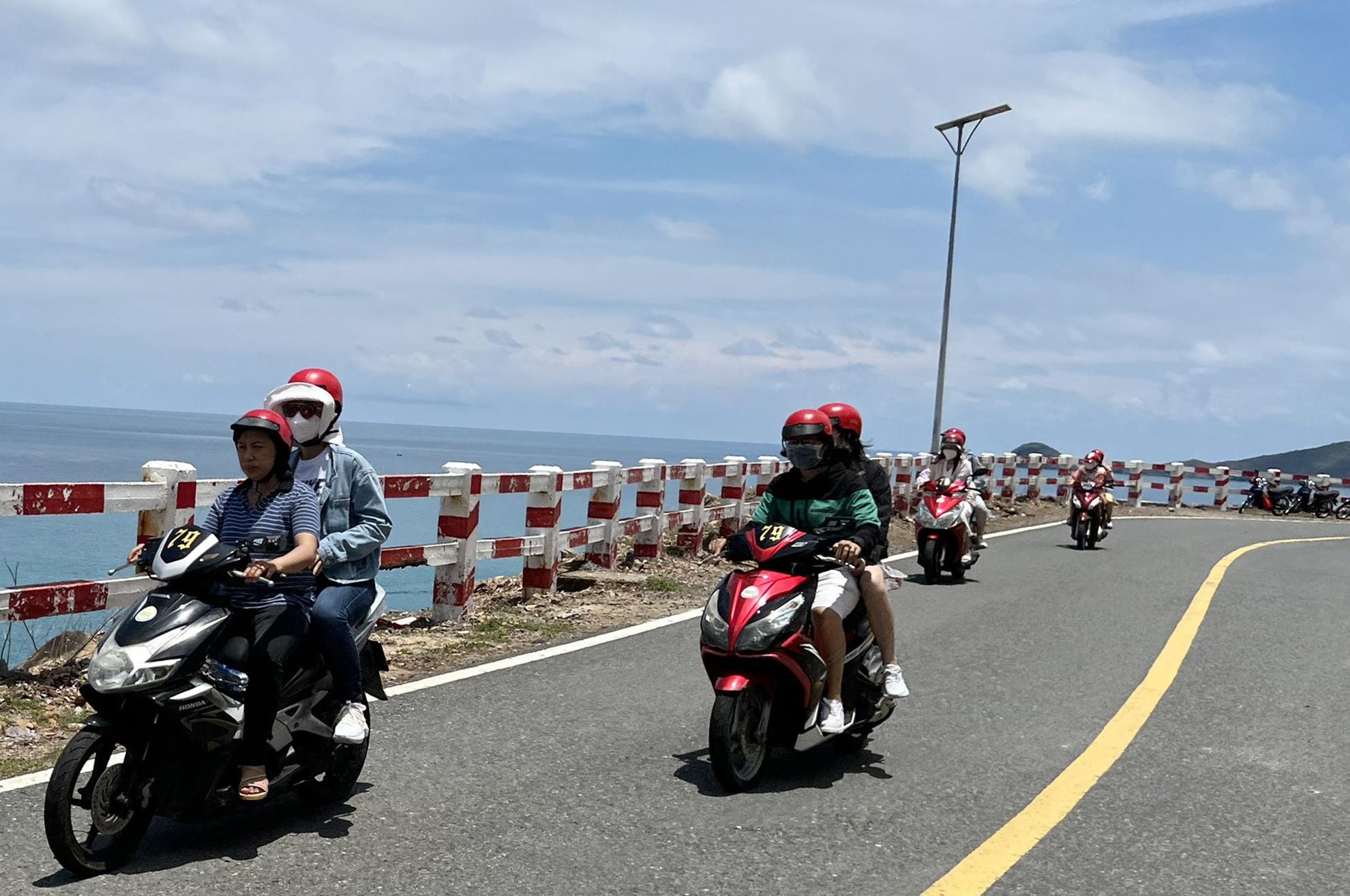 Gần 3.000 người đến Côn Đảo trong ngày đầu nghỉ lễ - 3