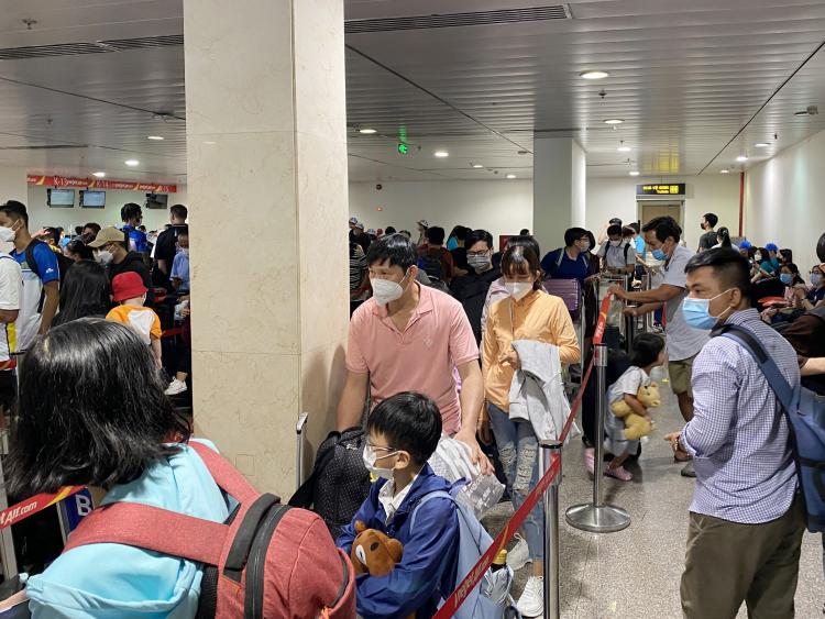 Sân bay Nội Bài, Tân Sơn Nhất “căng như dây đàn“ trong ngày nghỉ cuối cùng