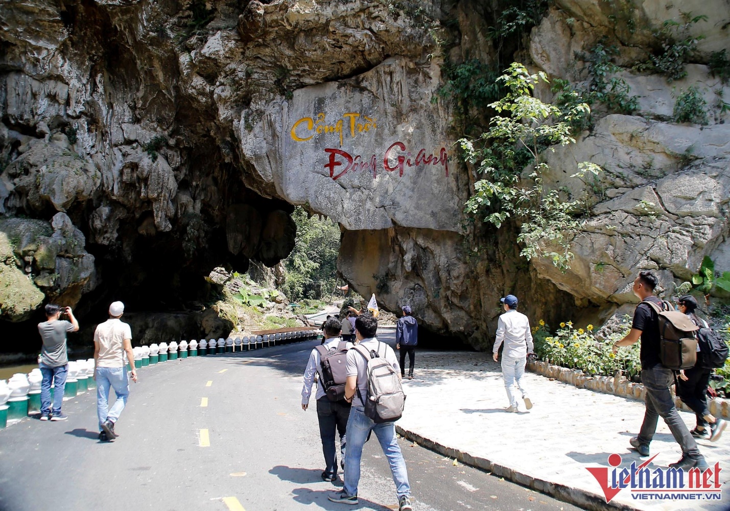 Hang nhũ thạch trăm năm tuổi 'bí ẩn', nằm sâu 100m dưới lòng đất ở Quảng Nam - 1