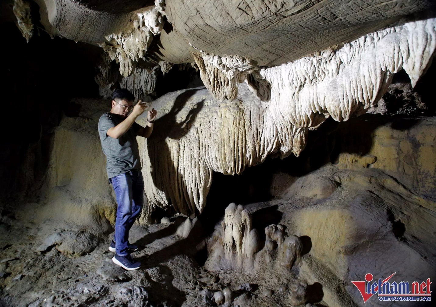 Hang nhũ thạch trăm năm tuổi 'bí ẩn', nằm sâu 100m dưới lòng đất ở Quảng Nam - 4