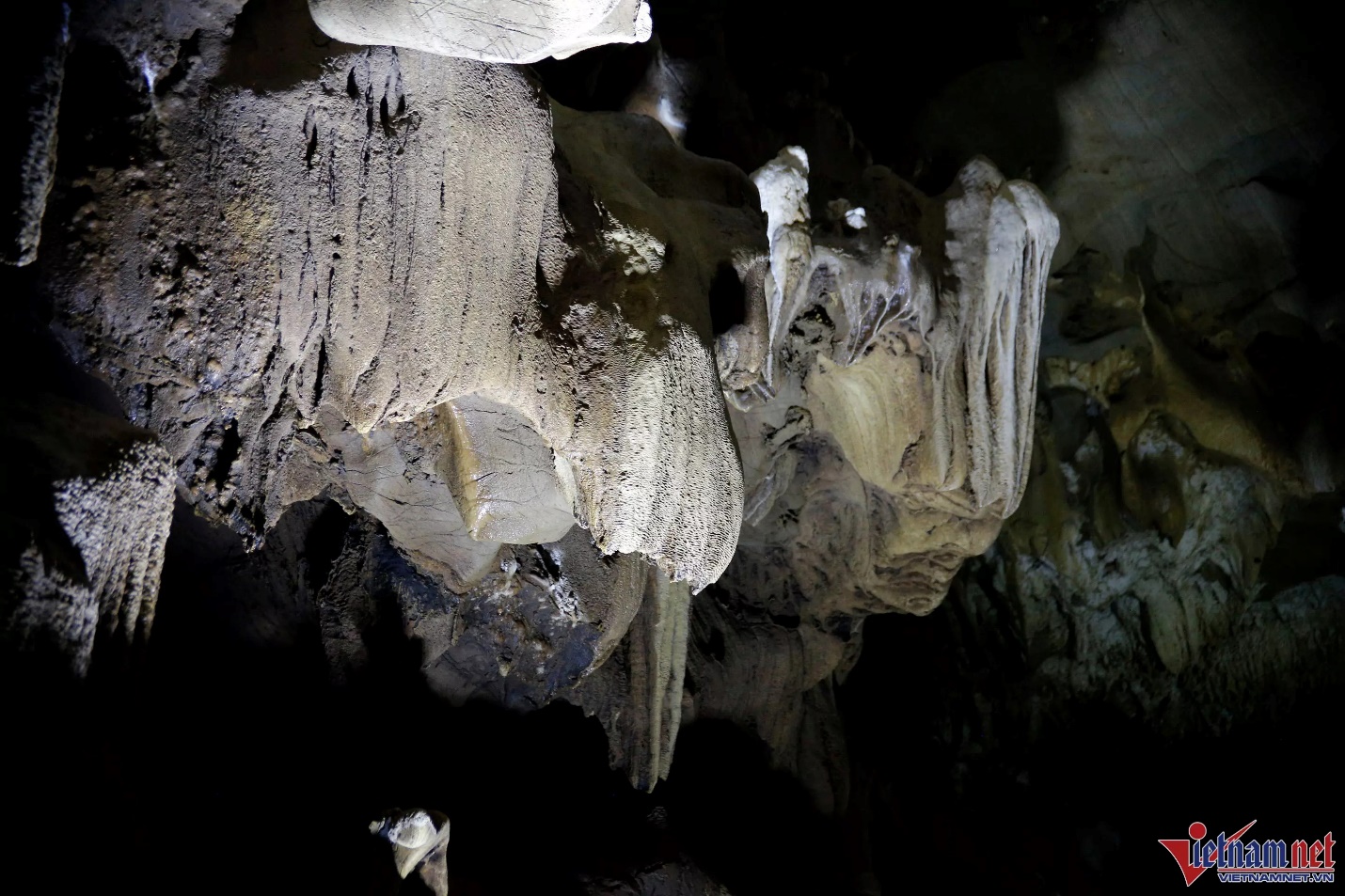 Hang nhũ thạch trăm năm tuổi 'bí ẩn', nằm sâu 100m dưới lòng đất ở Quảng Nam - 6