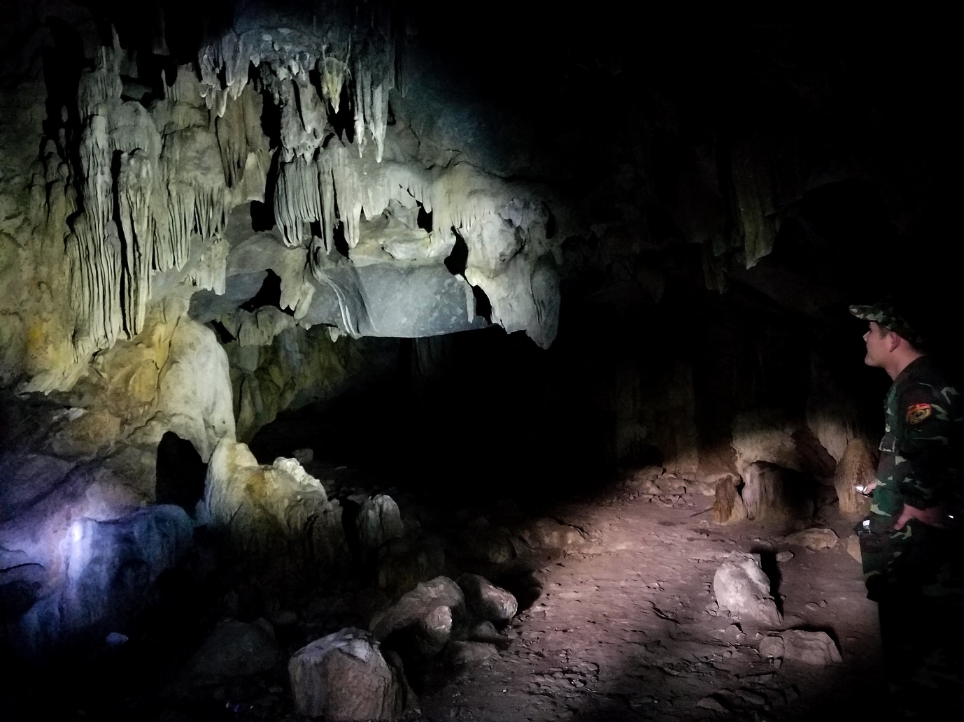 Khám phá hang động hoang sơ đầy mê mẩn giữa núi rừng Quảng Trị - 1