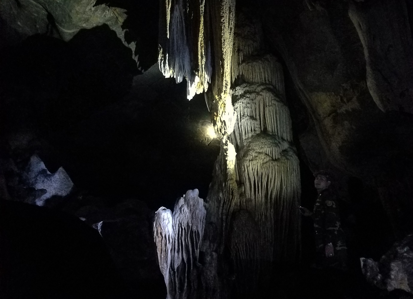 Khám phá hang động hoang sơ đầy mê mẩn giữ núi rừng Quảng Trị - 10