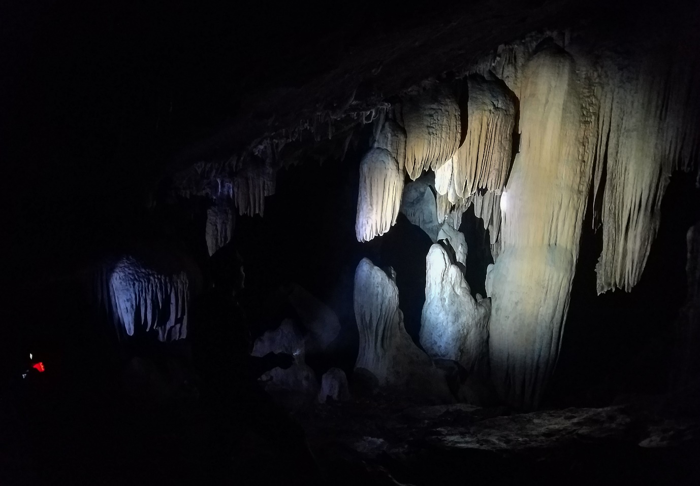 Khám phá hang động hoang sơ đầy mê mẩn giữa núi rừng Quảng Trị - 14