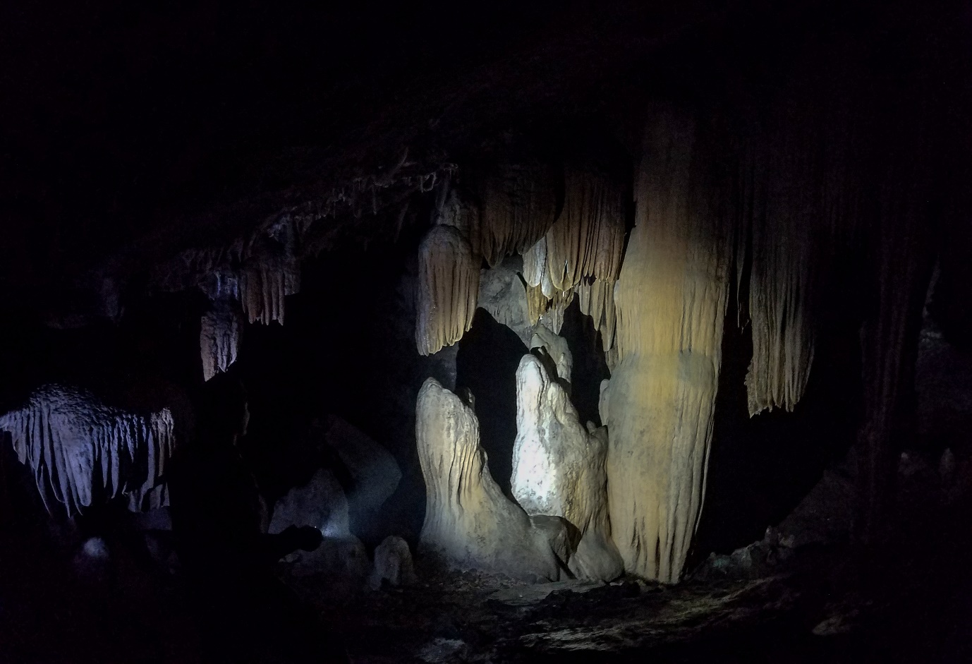 Khám phá hang động hoang sơ đầy mê mẩn giữ núi rừng Quảng Trị - 15