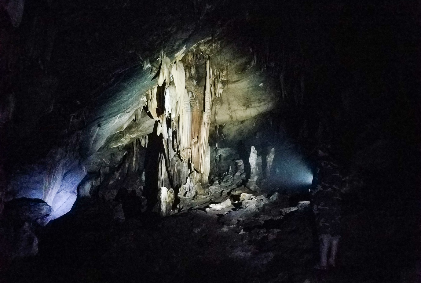 Khám phá hang động hoang sơ đầy mê mẩn giữ núi rừng Quảng Trị - 16