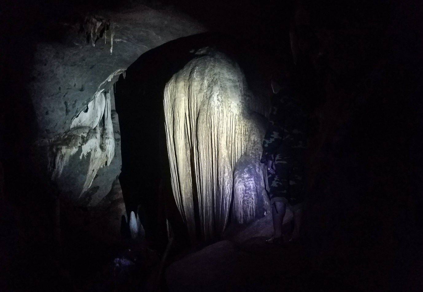 Khám phá hang động hoang sơ đầy mê mẩn giữ núi rừng Quảng Trị - 17