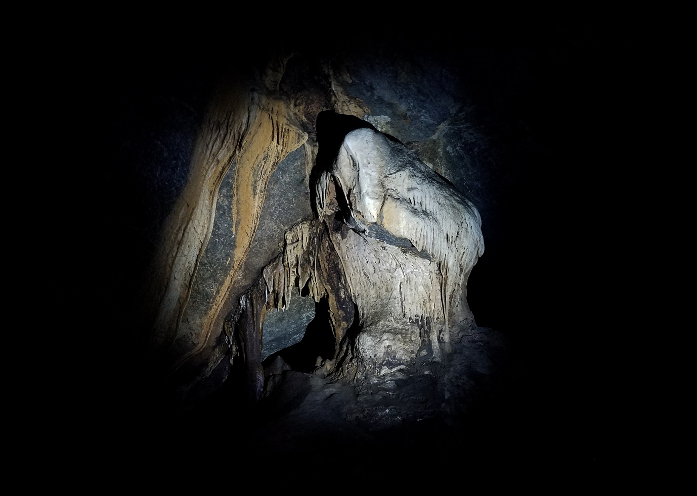Khám phá hang động hoang sơ đầy mê mẩn giữ núi rừng Quảng Trị - 9