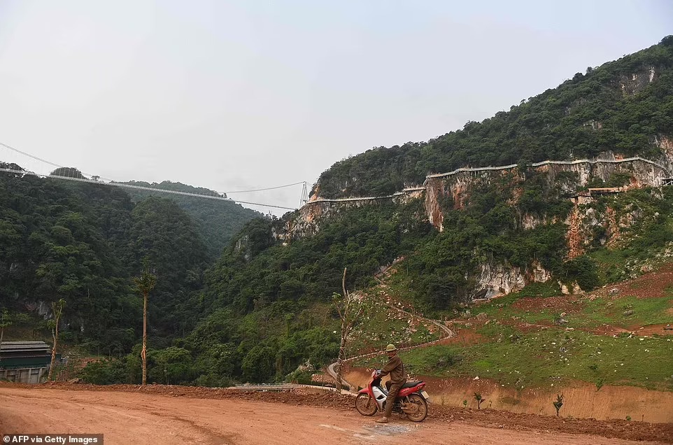 Cận cảnh cầu treo đáy kính dài nhất thế giới ở Việt Nam - 10