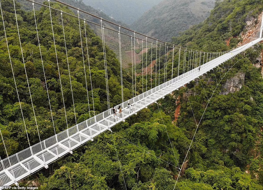 Cận cảnh cầu treo đáy kính dài nhất thế giới ở Việt Nam - 2