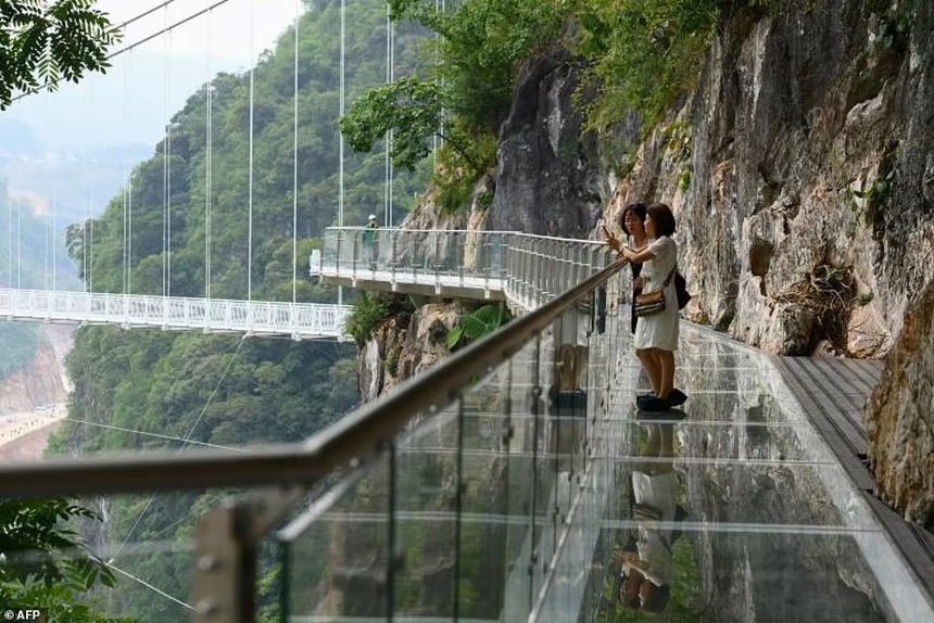 Cận cảnh cầu treo đáy kính dài nhất thế giới ở Việt Nam - 3