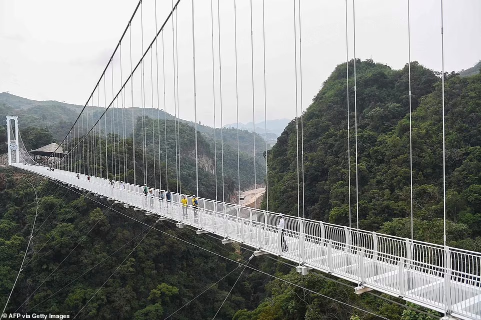 Cận cảnh cầu treo đáy kính dài nhất thế giới ở Việt Nam - 6