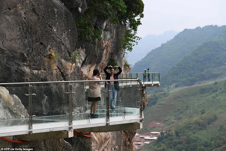 Cận cảnh cầu treo đáy kính dài nhất thế giới ở Việt Nam - 9