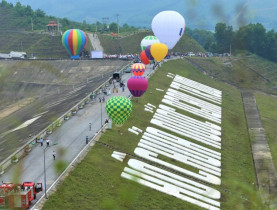  - Leo núi vất vả để xem khinh khí cầu ở Hà Tĩnh