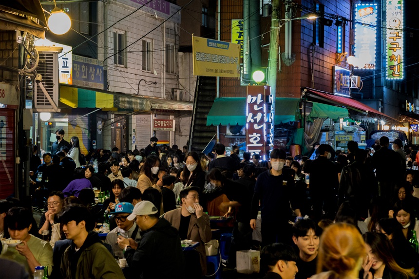 Người Hàn lại được tiệc tùng thâu đêm sau 2 năm - 1