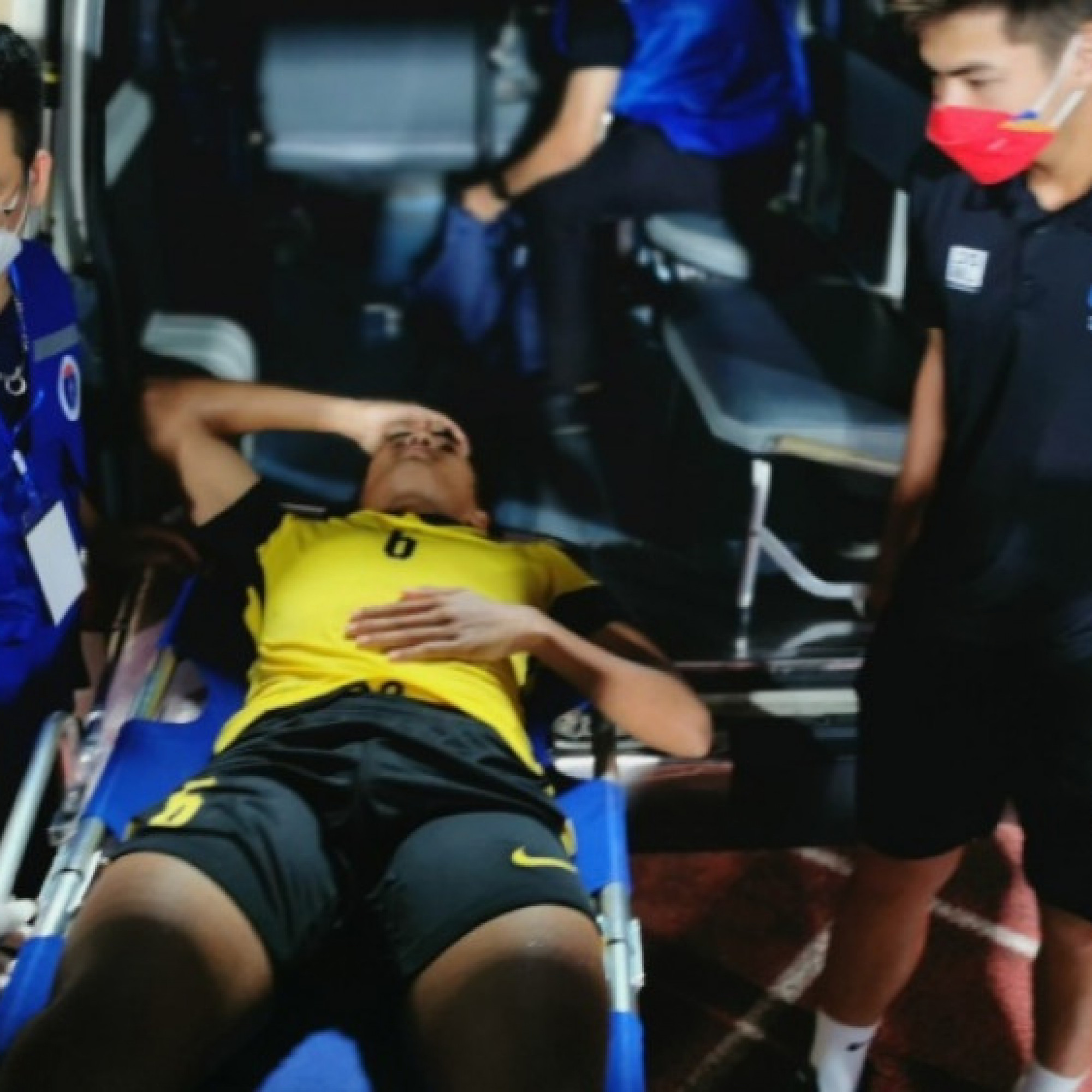 Thể thao - Sao Malaysia va chạm &quot;tóe lửa&quot; với cầu thủ U23 Thái Lan, nhập viện khẩn cấp