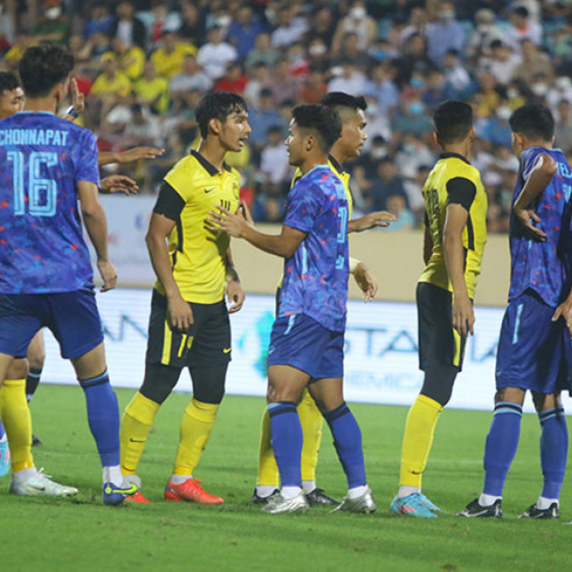 Thể thao - Sao U23 Thái Lan và Malaysia suýt choảng nhau, va chạm nảy lửa như đấu võ