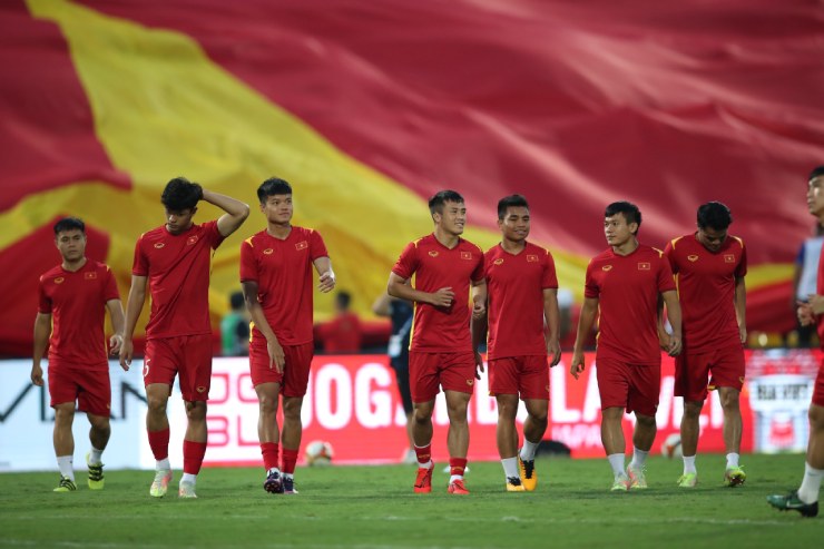 Fan cúng sân &#34;tiếp lửa&#34; cho U23 Việt Nam đấu U23 Philippines - 5