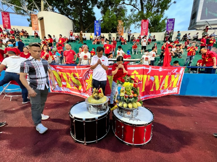 Fan cúng sân &#34;tiếp lửa&#34; cho U23 Việt Nam đấu U23 Philippines - 3