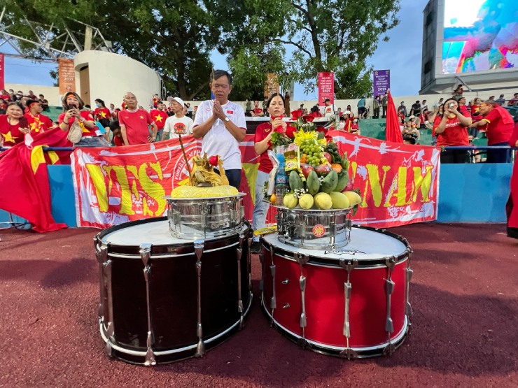 Fan cúng sân &#34;tiếp lửa&#34; cho U23 Việt Nam đấu U23 Philippines - 1