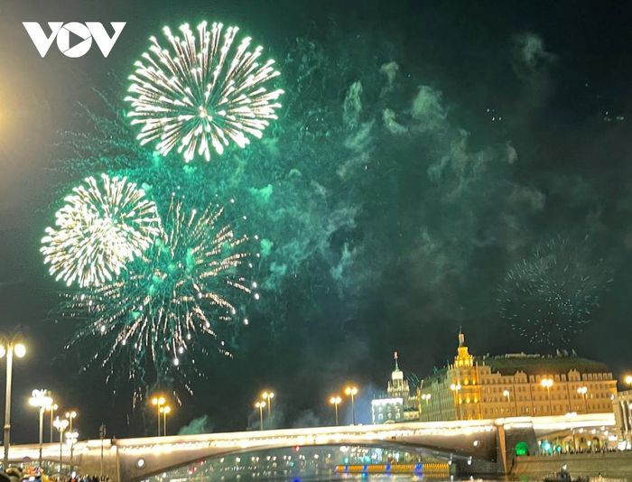 Pháo hoa rực rỡ trong Ngày Chiến thắng ở thủ đô Moscow - 2