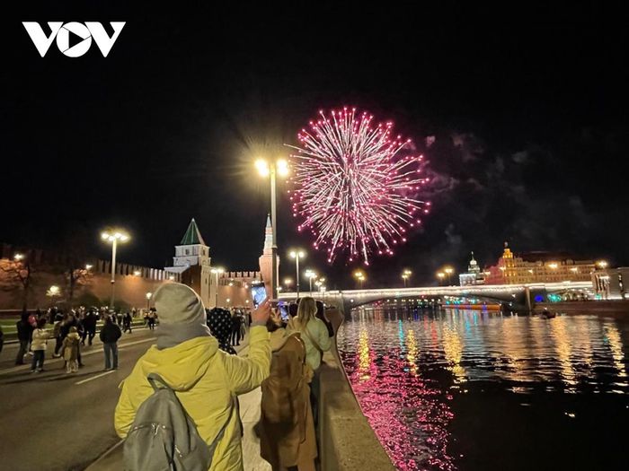 Pháo hoa rực rỡ trong Ngày Chiến thắng ở thủ đô Moscow - 1