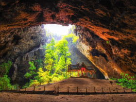 Bên trong hang động huyền ảo từng là nơi dừng chân của các vị vua xứ chùa Vàng