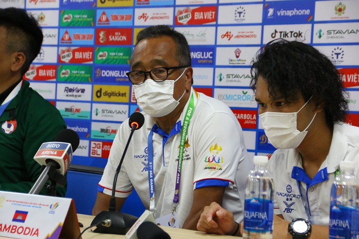 Họp báo U23 Campuchia - U23 Singapore: HLV Hirose trách học trò bỏ lỡ nhiều cơ hội - 1