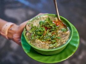 Gánh súp cua gần 30 năm giữa lòng Sài Gòn được mệnh danh là 'món súp đáng thử nhất'
