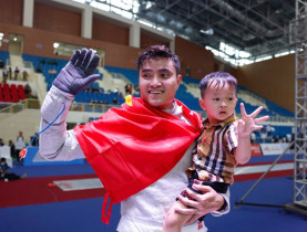 Thể thao - Kiếm thủ Vũ Thành An bên gia đình khi thành công giữ vững chuỗi vàng SEA Games