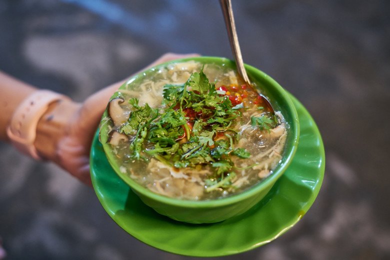 Gánh súp cua gần 30 năm giữa lòng Sài Gòn được mệnh danh là 'món súp đáng thử nhất' - 5