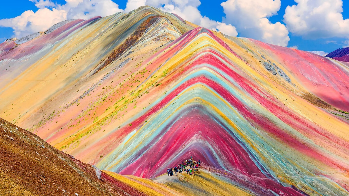 Màu sắc rực rỡ của núi cầu vồng đẹp như cổ tích ở Peru được 'tô' bằng gì? - 1