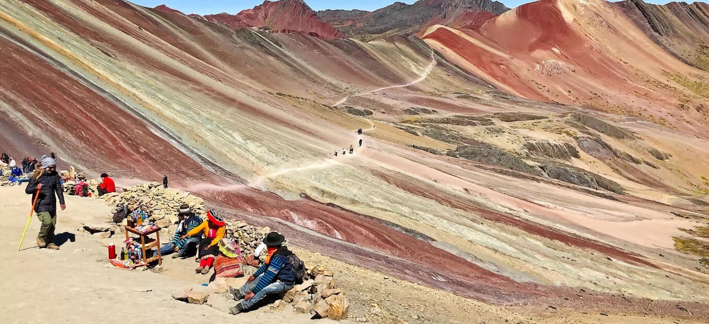 Màu sắc rực rỡ của núi cầu vồng đẹp như cổ tích ở Peru được 'tô' bằng gì? - 2
