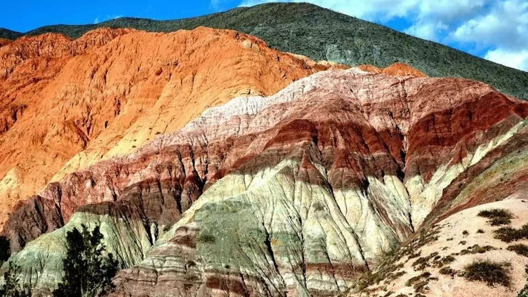 Màu sắc rực rỡ của núi cầu vồng đẹp như cổ tích ở Peru được 'tô' bằng gì? - 3