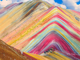  - Màu sắc rực rỡ của núi cầu vồng đẹp như cổ tích ở Peru được 'tô' bằng gì?