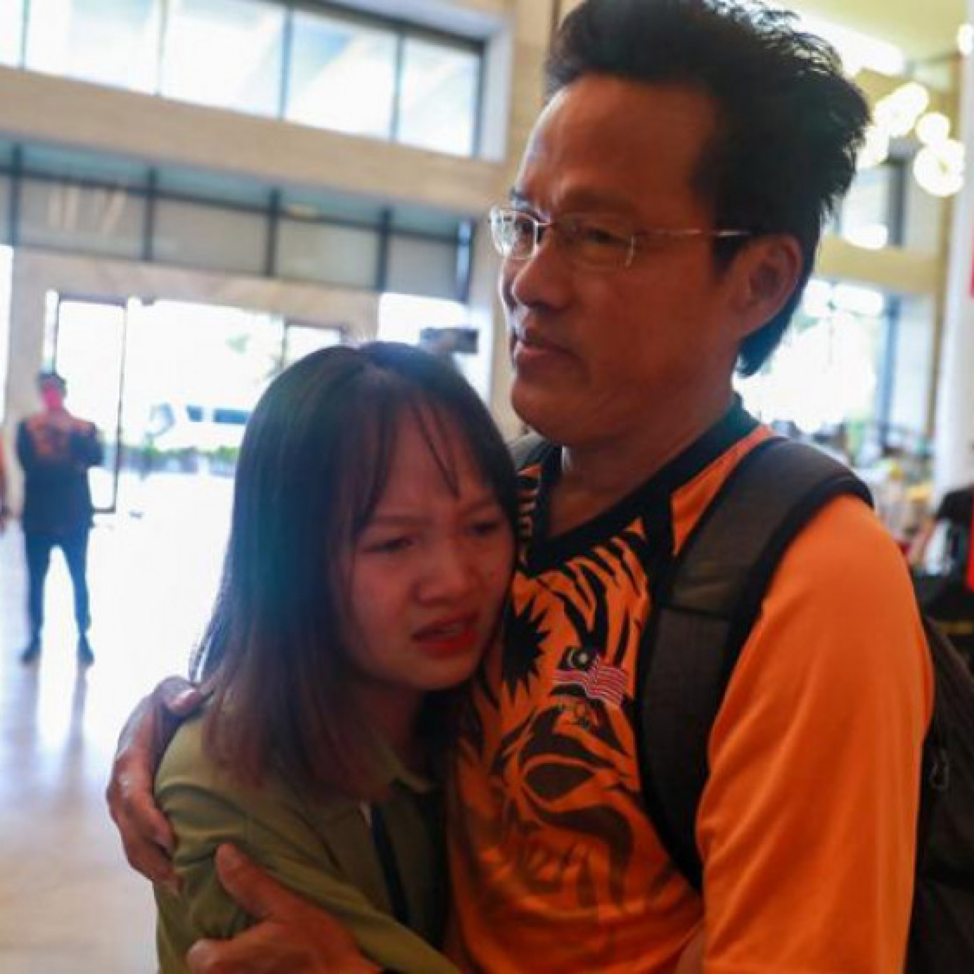  - Nữ tình nguyện viên Việt Nam bật khóc khi đưa U23 Malaysia đến Phú Thọ
