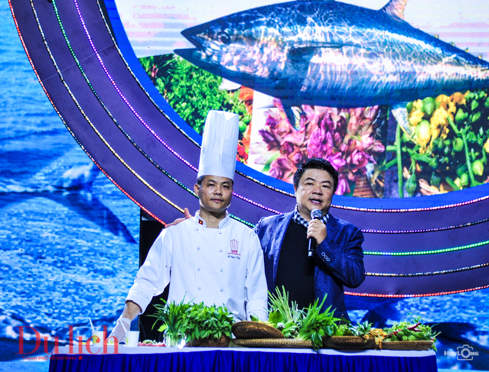 Màn trình diễn xẻ thịt cá ngừ Phú Yên hấp dẫn du khách - 1