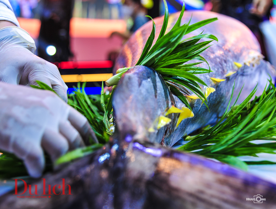Màn trình diễn xẻ thịt cá ngừ Phú Yên hấp dẫn du khách - 4