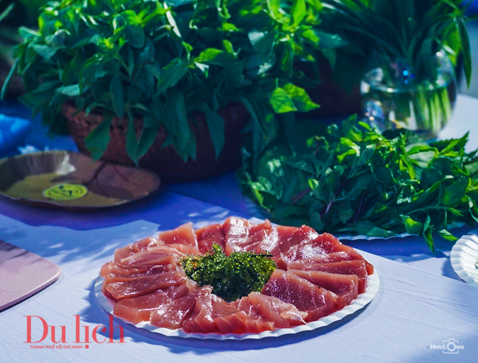 Màn trình diễn xẻ thịt cá ngừ Phú Yên hấp dẫn du khách - 10