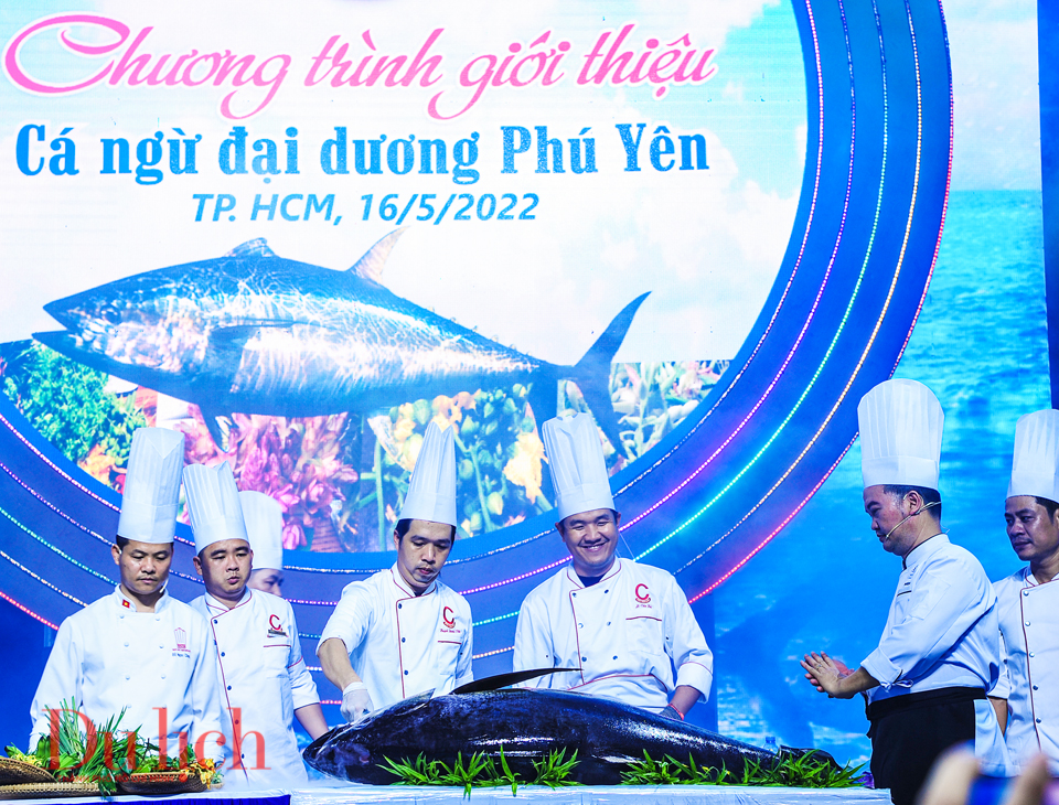 Màn trình diễn xẻ thịt cá ngừ Phú Yên hấp dẫn du khách - 5