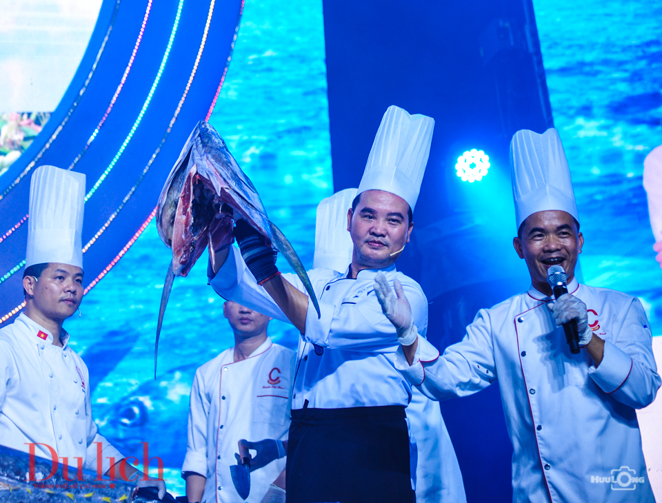 Màn trình diễn xẻ thịt cá ngừ Phú Yên hấp dẫn du khách - 6